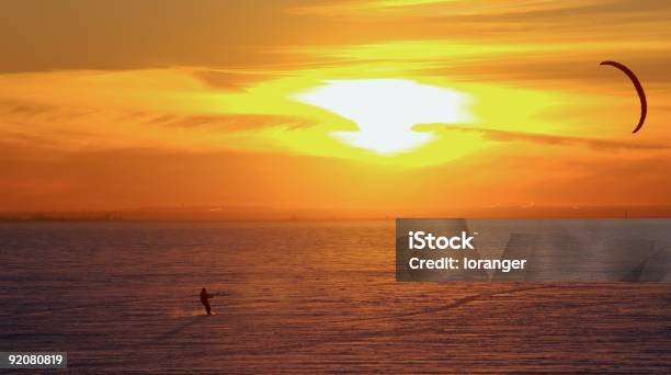 Crépuscule Parapentiste Au Foto de stock y más banco de imágenes de Adulto - Adulto, Aureola - Símbolo, Bola de Fuego