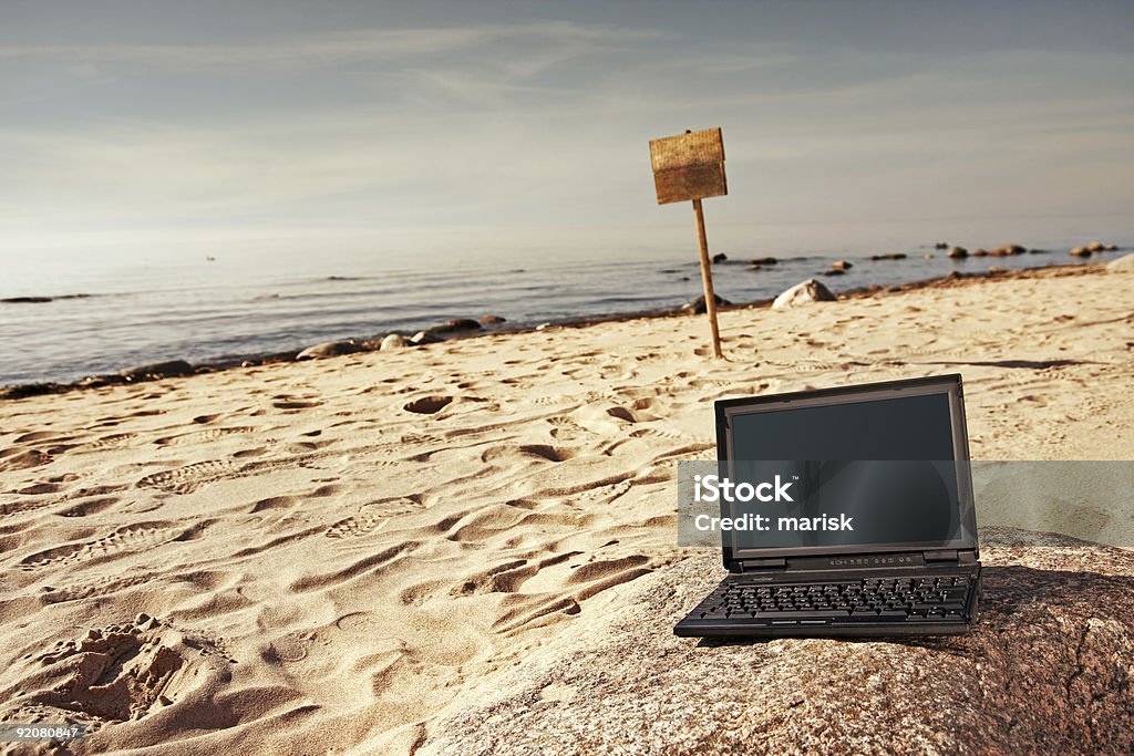 노트북 및 팻말 해변에서 - 로열티 프리 0명 스톡 사진