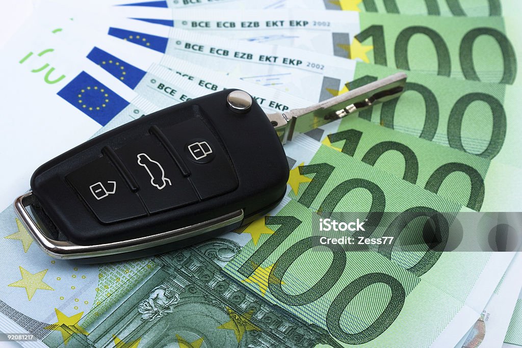 Chave de carro em fundo de dinheiro. - Foto de stock de Verde - Descrição de Cor royalty-free