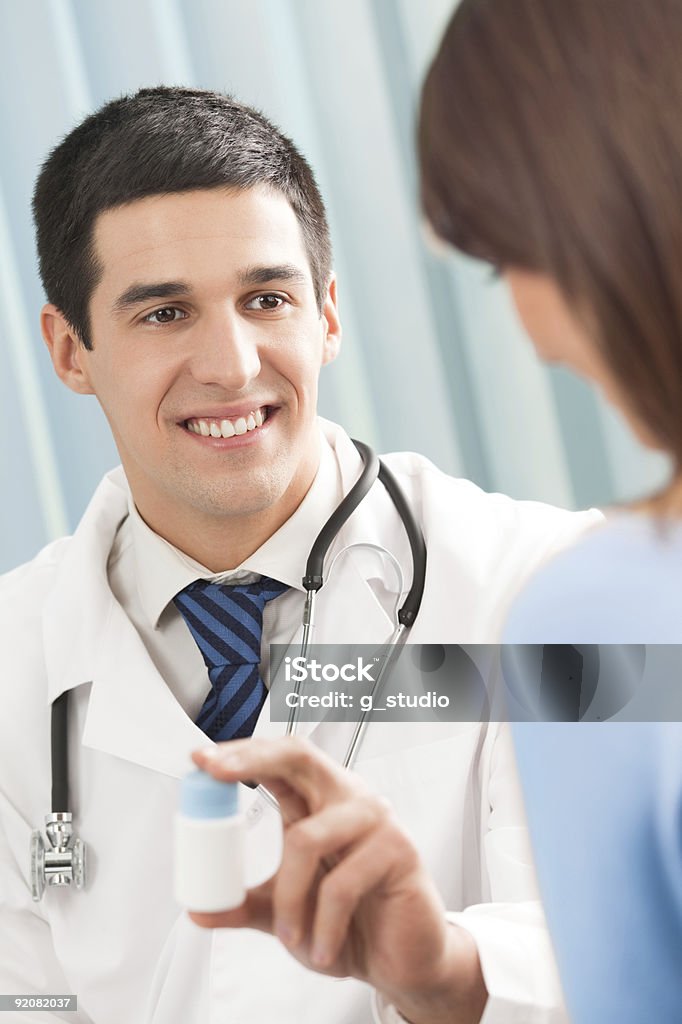 Médico feliz con el fármaco y paciente en la oficina - Foto de stock de Adulto libre de derechos