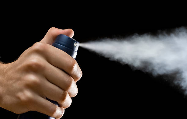 spraying desodorante - deodorizing - fotografias e filmes do acervo