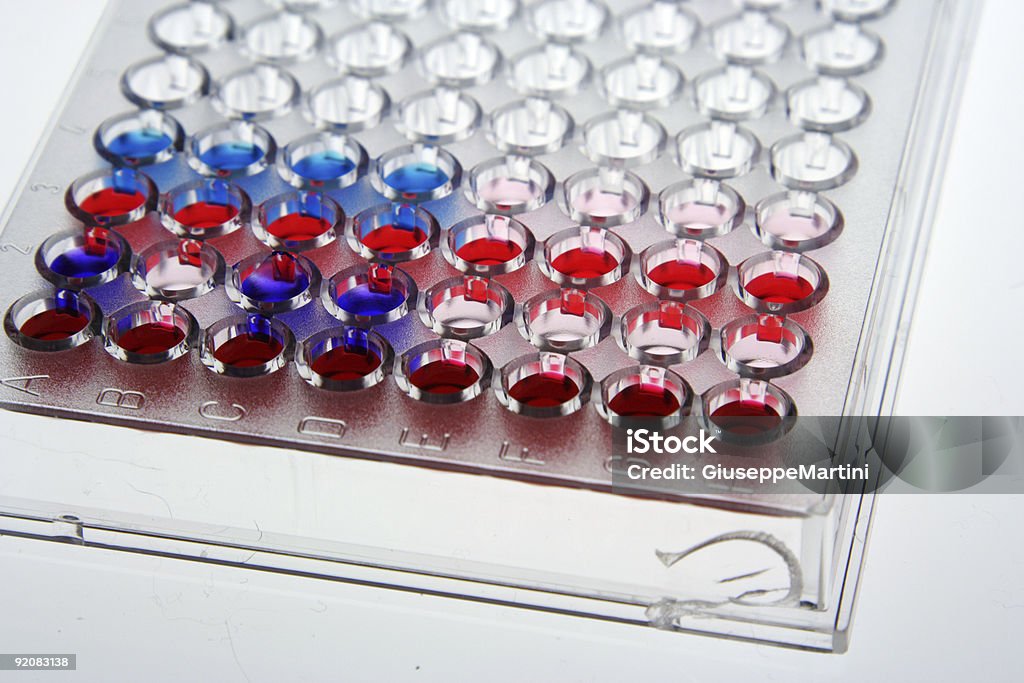 Prueba de placas de microvaloración - Foto de stock de ADN libre de derechos