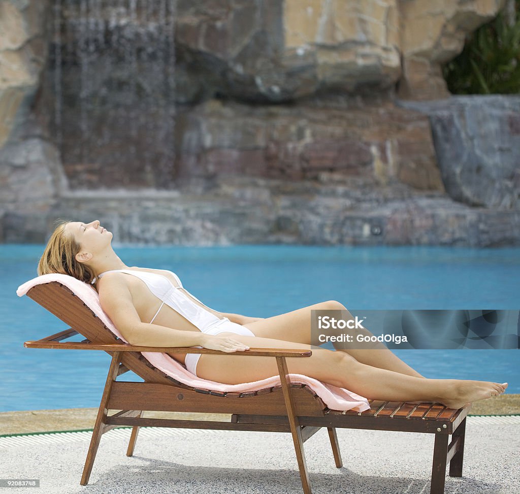 女性のプール付近 - カラー画像のロイヤリティフリーストックフォト
