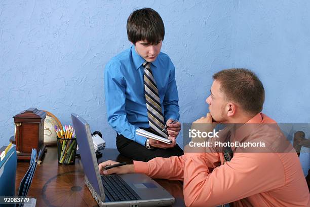 Kollegen Stockfoto und mehr Bilder von Arbeitskollege - Arbeitskollege, Berufliche Beschäftigung, Bildkomposition und Technik