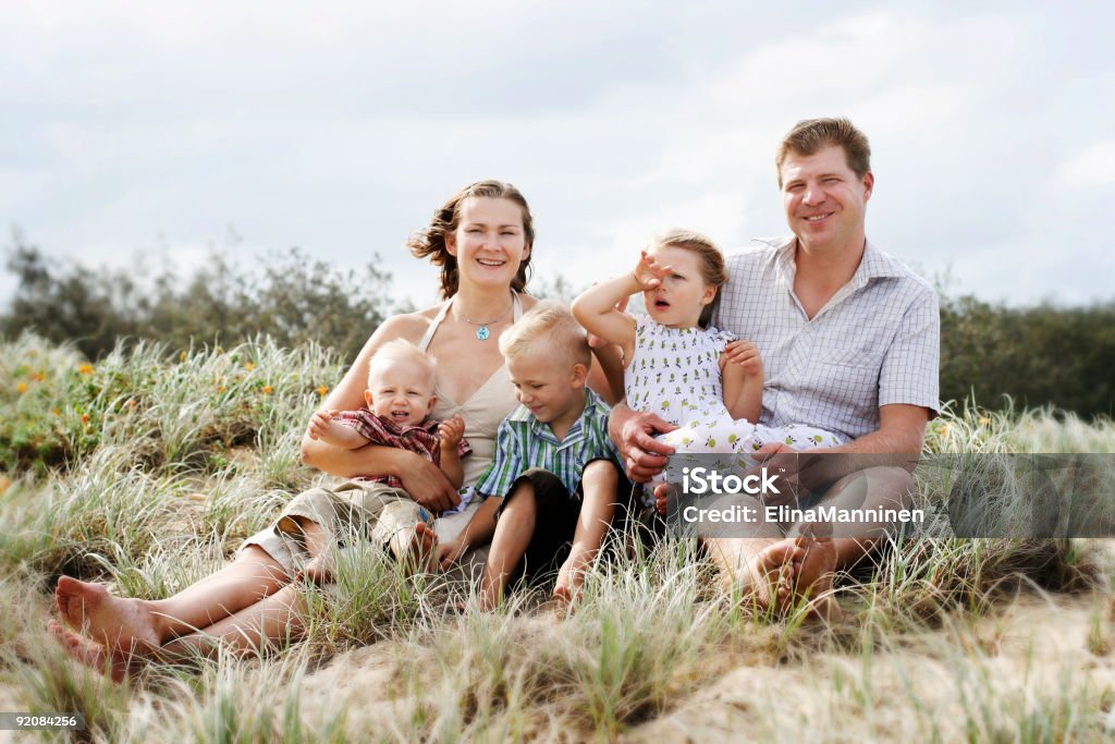 FAMIGLIA FELICE all'aperto - Foto stock royalty-free di Accudire