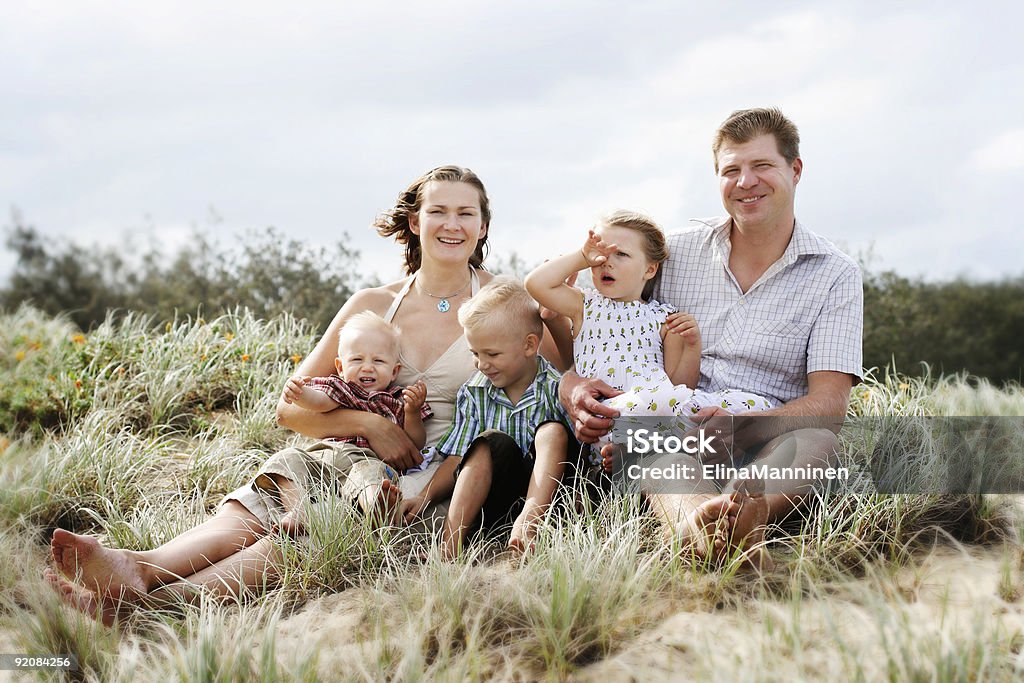 Família feliz ao ar livre - Foto de stock de Adulto royalty-free