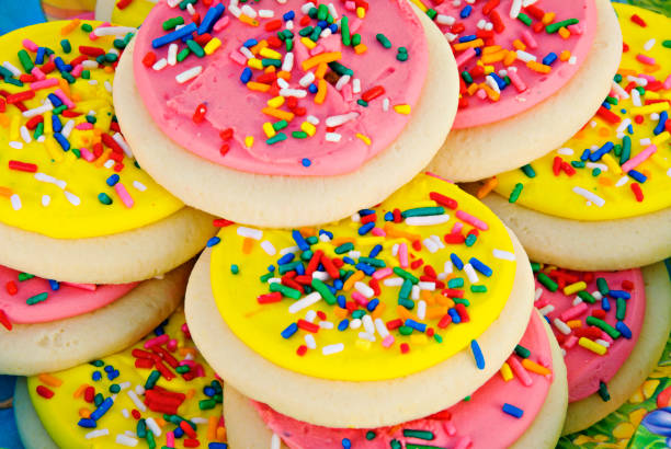 Maison de biscuits au sucre avec jaune et Glaçage rose et Confettis en sucre - Photo