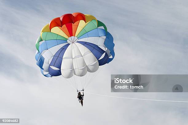 Paracaidismo En Lancha Sobre El Día Soleado Foto de stock y más banco de imágenes de Paracaidismo - Paracaidismo, Paracaídas, Actividad