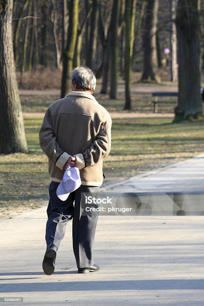 Старый человек в парк - Стоковые фото Без людей роялти-фри