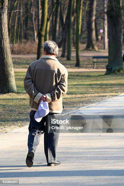 Старый Человек В Парк — стоковые фотографии и другие картинки Без людей - Без людей, Вертикальный, Сигарета