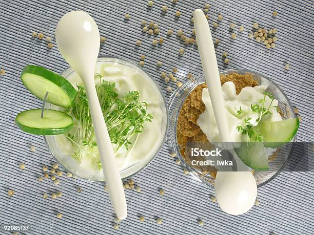 Photo libre de droit de Yaourt Avec Du Concombre Et Cresson De Fontaine banque d'images et plus d'images libres de droit de Aliment - Aliment, Alimentation lourde, Babeurre