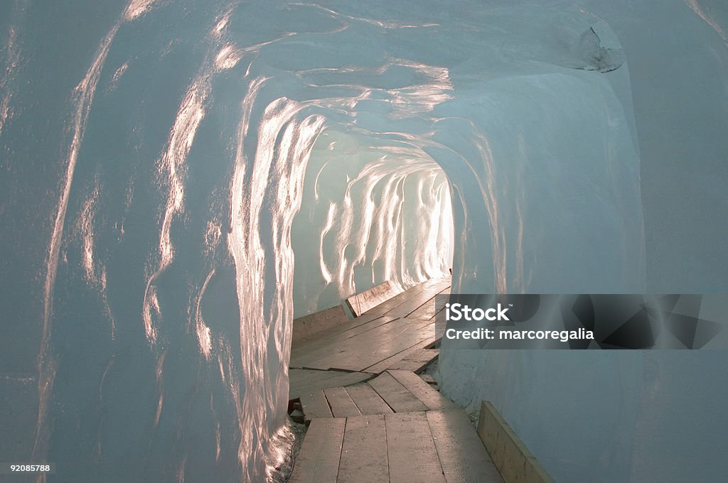 Пешеходный мост в ледяную пещеру (Eisgrotte am Rhonegletscher - Стоковые фото Без людей роялти-фри