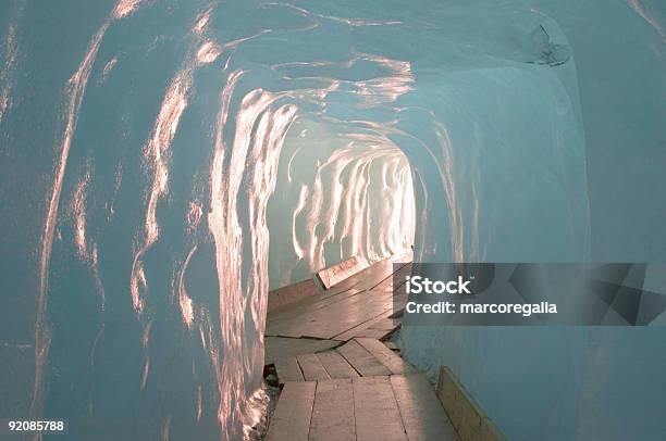 Пешеходный Мост В Ледяную Пещеру Eisgrotte Am Rhonegletscher — стоковые фотографии и другие картинки Без людей