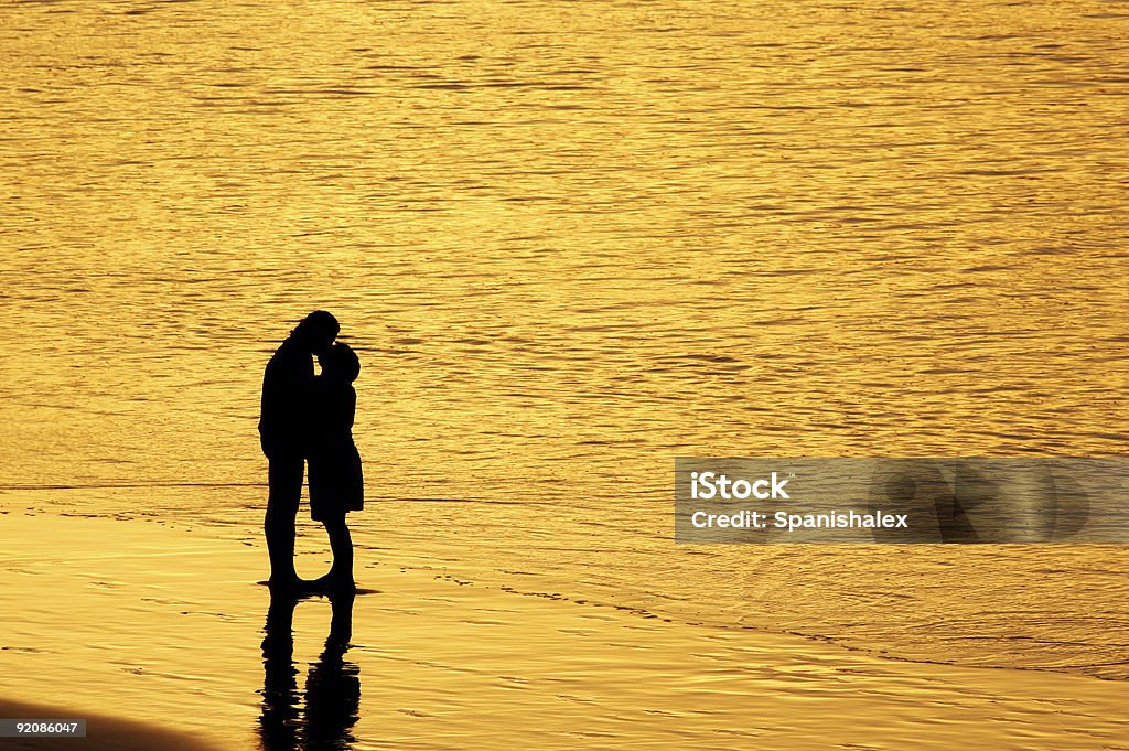 Tramonto bacio - Foto stock royalty-free di Abbracciare una persona