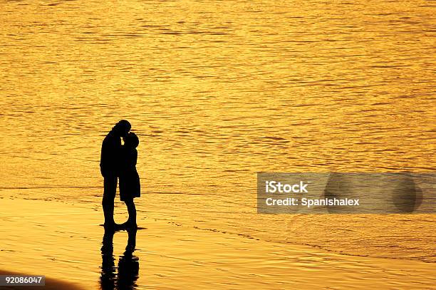 Tramonto Bacio - Fotografie stock e altre immagini di Abbracciare una persona - Abbracciare una persona, Acqua, Affettuoso