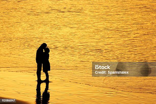 Beijo De Pôr Do Sol - Fotografias de stock e mais imagens de Abraçar - Abraçar, Abstrato, Amanhecer