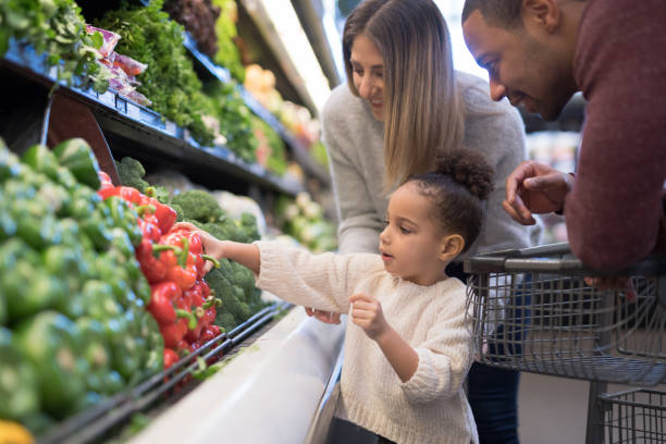 家族の食料品店に遠出 - supermarket groceries shopping healthy lifestyle ストックフォ�トと画像