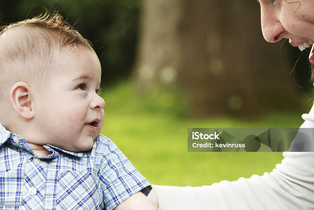 Młody chłopiec i matka uśmiechając się dziecka - Zbiór zdjęć royalty-free (Chłopcy)