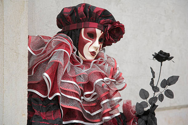 weibliche maske mit harlekin kostüm im karneval in venedig (xxl - harlequin mask black sadness stock-fotos und bilder