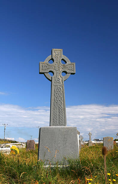 keltisches kreuz in friedhof, irland - stone cross stock-fotos und bilder