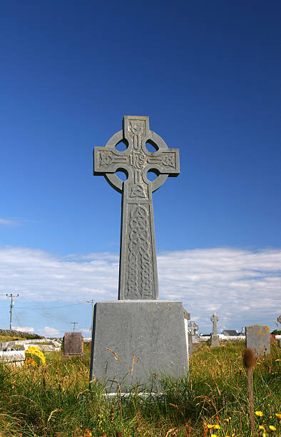 кельтский крест в graveyard, ирландия - stone cross стоковые фото и изображения
