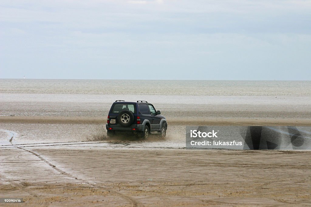 jeep jazdy na plaży - Zbiór zdjęć royalty-free (4x4)