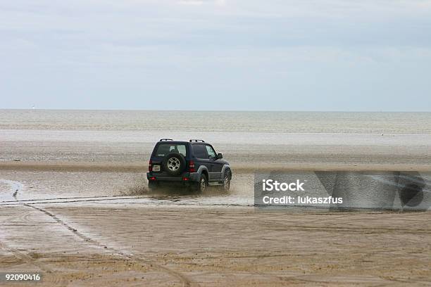 Jeep Driving На Пляж — стоковые фотографии и другие картинки 4х4 - 4х4, Irish Sea, Без людей