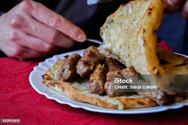 Cibo Tradizionale Bosniaco E Balcanico Carne Nel Pane Cevapi - Fotografie stock e altre immagini di Cibo