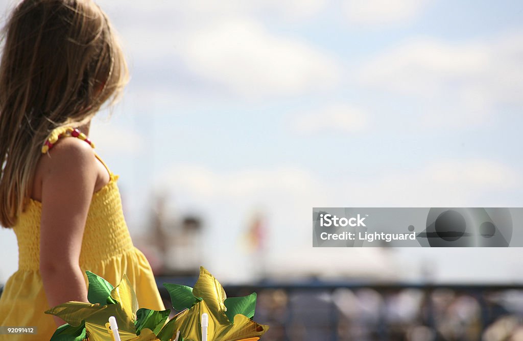 Menina assistir airshow - Foto de stock de Fotografia - Imagem royalty-free