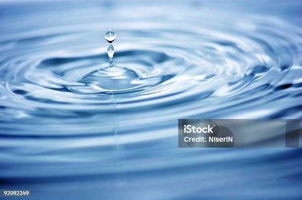 Wasser Tropfen Stockfoto und mehr Bilder von Abstrakt - Abstrakt, Anzünden, Bildhintergrund