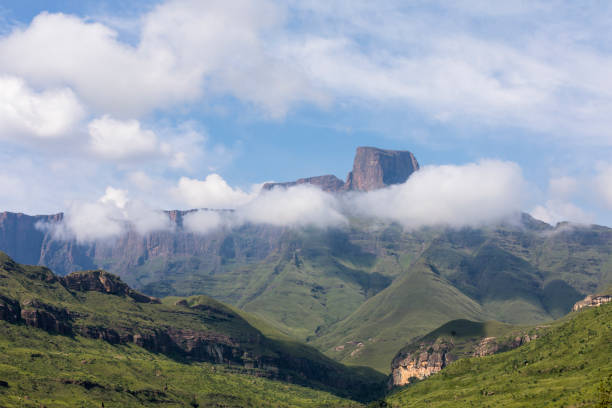 el centinela con nubes - tugela river fotografías e imágenes de stock