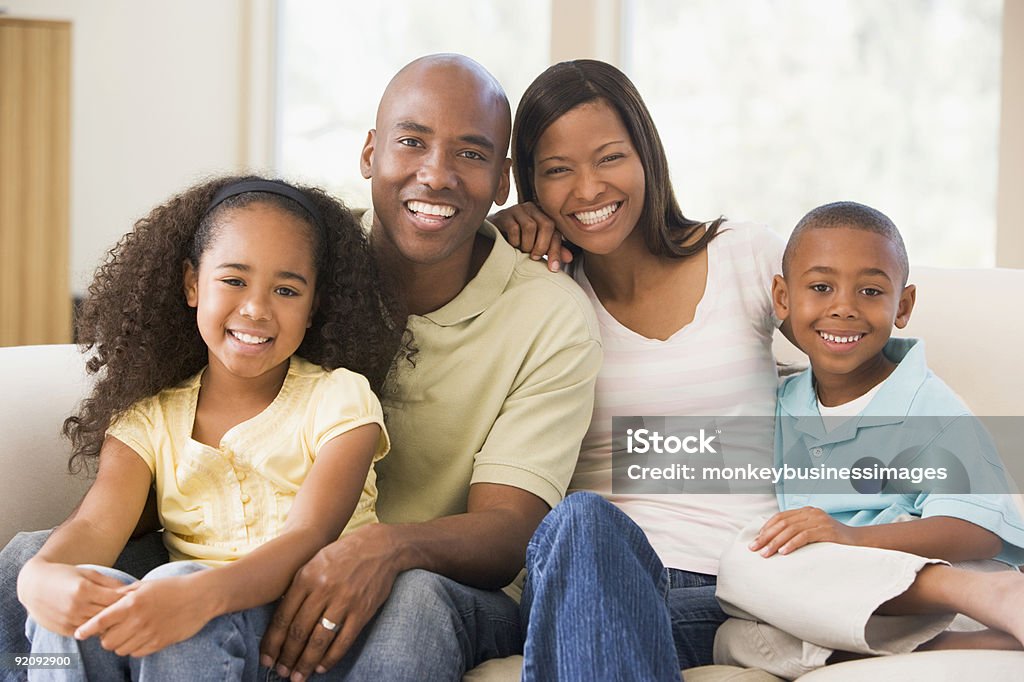 ご家族に笑顔を備えたリビングルーム - 家族のロイヤリティフリーストックフォト
