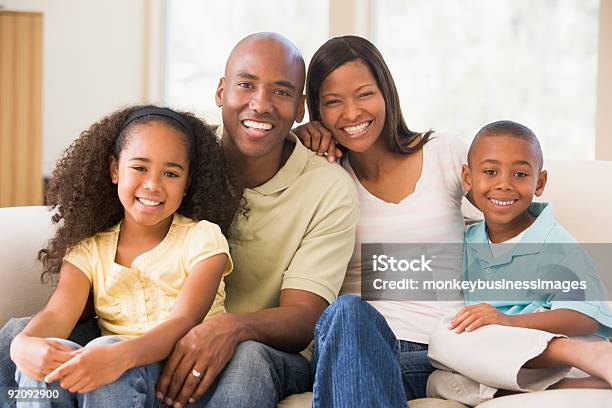 ご家族に笑顔を備えたリビングルーム - 家族のストックフォトや画像を多数ご用意 - 家族, アフリカ系アメリカ人, ポートレート
