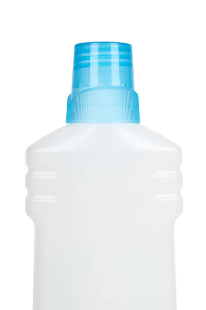 bottiglia di plastica bianca per detersivo liquido o detergente o candeggina. isolato su sfondo bianco. meta' della bottiglia. berretto blu - chemical bottle cap chores foto e immagini stock