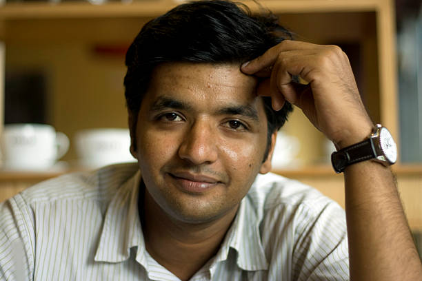 smart indiano giovani sorridente - indian culture business businessman financial advisor foto e immagini stock