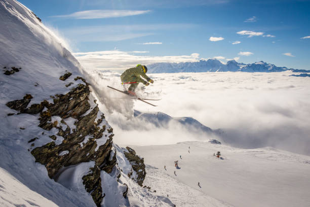 extreme skier in verbier, switzerland - adrenaline imagens e fotografias de stock