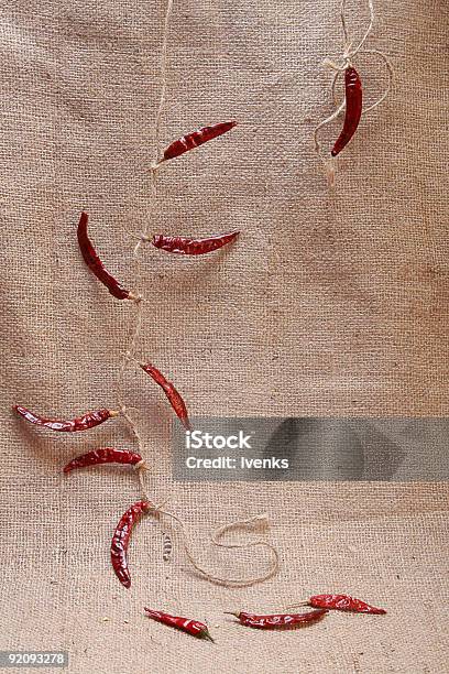Naturaleza Muerta Con Red Chillies Atada Por Cuerda En El Hessian Foto de stock y más banco de imágenes de Abstracto