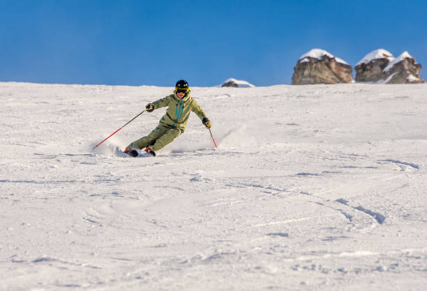 катание на лыжах на трассе в альпах - mont blanc ski slope european alps mountain range стоковые фото и изображения