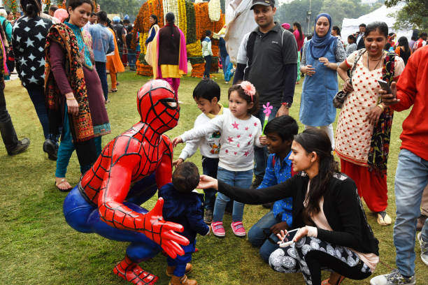 kinderen spelen met standbeeld van spiderman. - spider man stockfoto's en -beelden