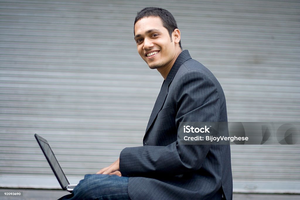 스마트네트워크 인도어 남자 사업가 작업 - 로열티 프리 20-24세 스톡 �사진