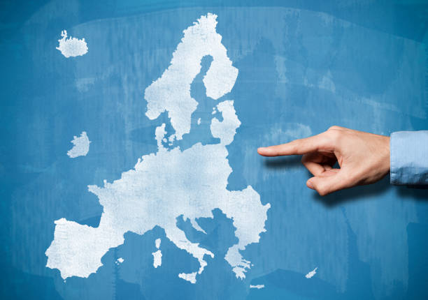 欧州連合の地図を示す男性の手/ブルー ・ ボード コンセプト (クリックで詳細) - eurozone debt crisis ストックフォトと画像
