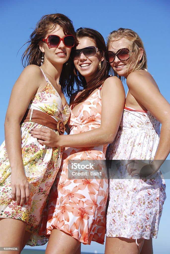 Три молодые женщины в солнце - Стоковые фото Вертикальный роялти-фри