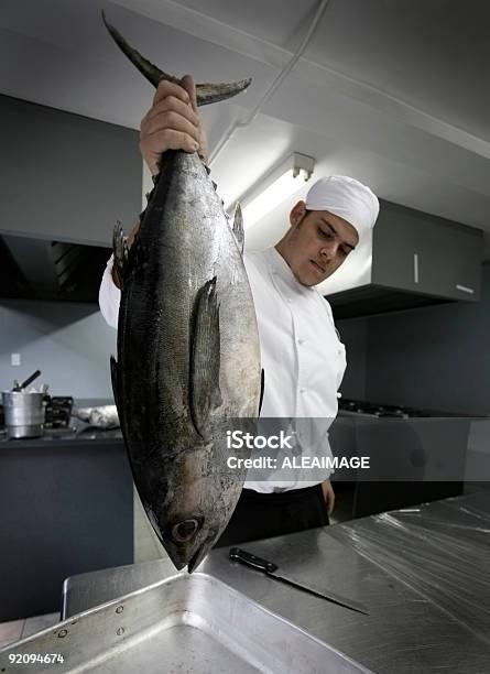 Foto de Atum E Chef e mais fotos de stock de Peixe - Peixe, Atum - Peixe, Bancada de Cozinha - Mobília
