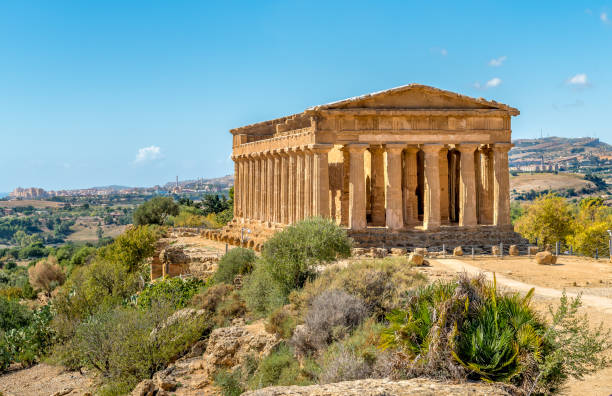 templo de la concordia, situado en el parque del valle de los templos - greek culture agrigento landscape colonnade fotografías e imágenes de stock