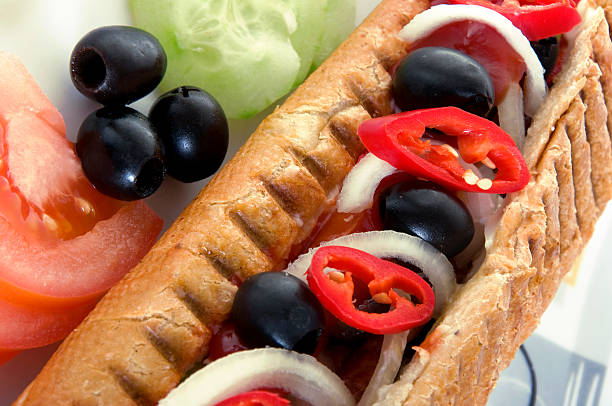 Zbliżenie hot dog z warzywami – zdjęcie