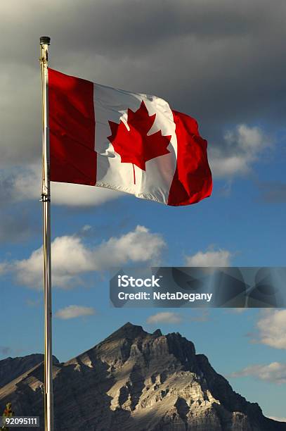 Bandera Canadiense Foto de stock y más banco de imágenes de Bandera canadiense - Bandera canadiense, Aire libre, Arce