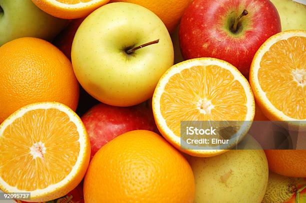 Apfel Und Orange Im Market Stand Stockfoto und mehr Bilder von Apfel - Apfel, Auslage, Büfett