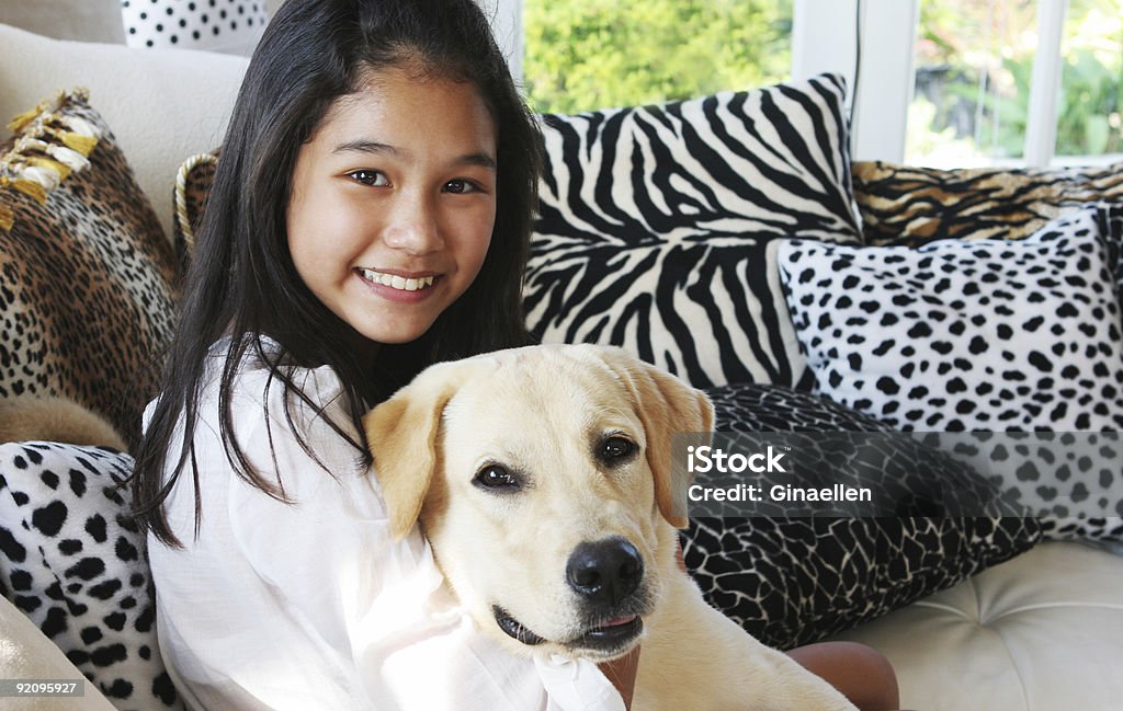 Menina com seu animal de estimação do cão - Royalty-free Amizade Foto de stock