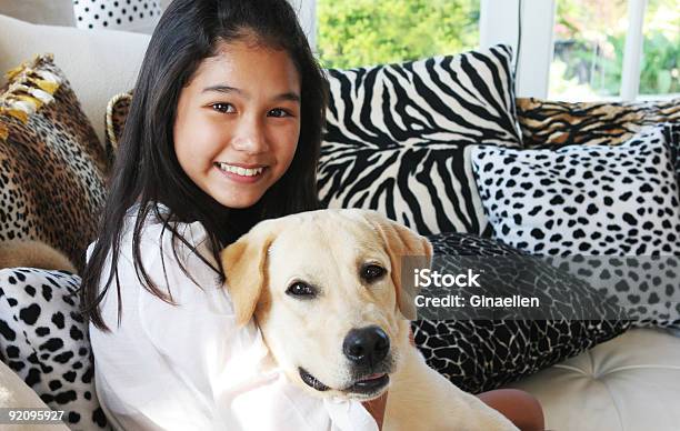 Menina Com Seu Animal De Estimação Do Cão - Fotografias de stock e mais imagens de Amizade - Amizade, Amor, Animal