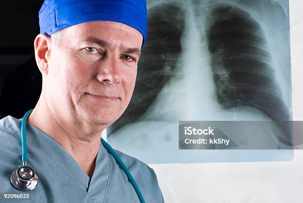 Xray Und Arzt Stockfoto und mehr Bilder von Medizinerkleidung - Medizinerkleidung, Röntgenbild, Arzt